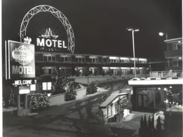 Old black and white photo of the Honeymoon City Hotel